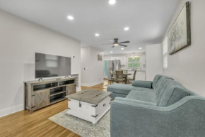 Single Story Pet Friendly Home, with Fenced Yard, Fire Pit, 5min to Downtown!!